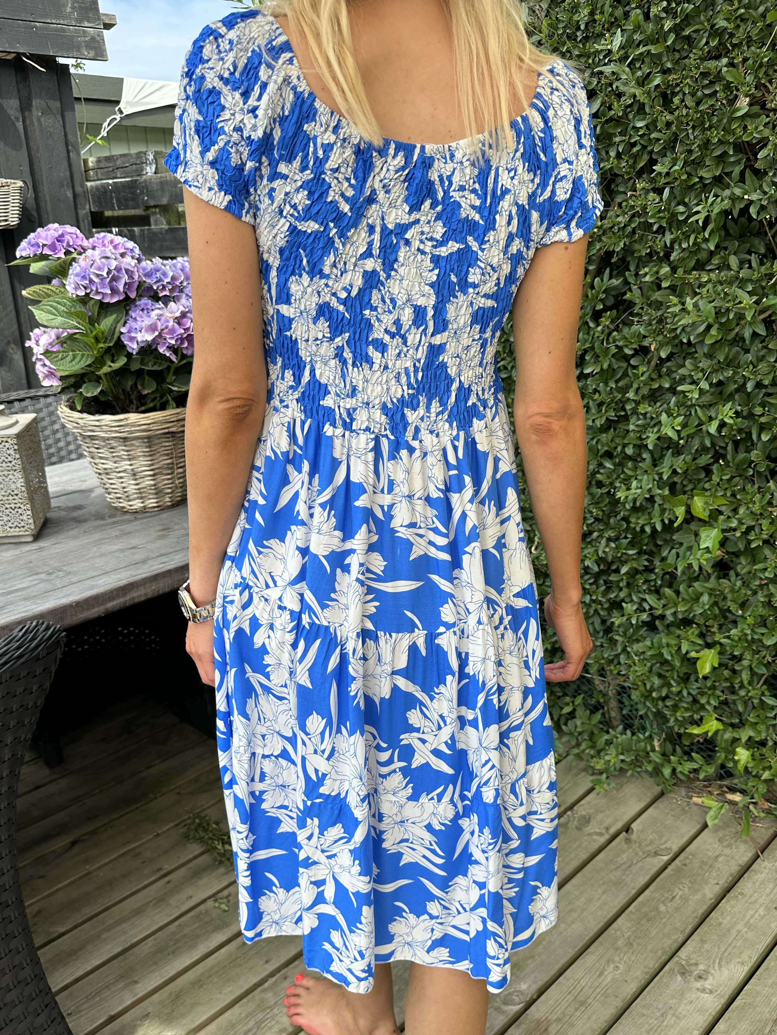 Shannon - Fin kjole med blomsterprint og smock ved brystet